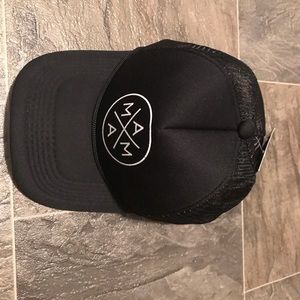 “Mama” trucker hat/ snapback black
